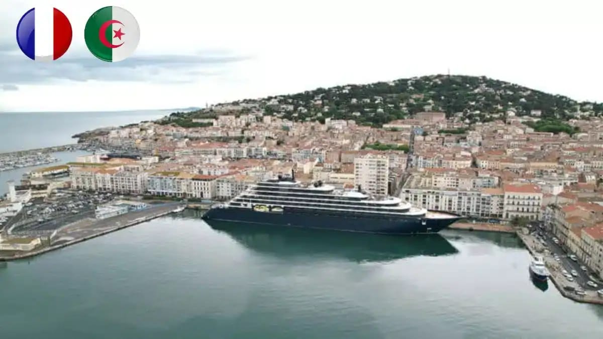 Ferry dans le port de Sète, vue sur la ville et la colline environnante.