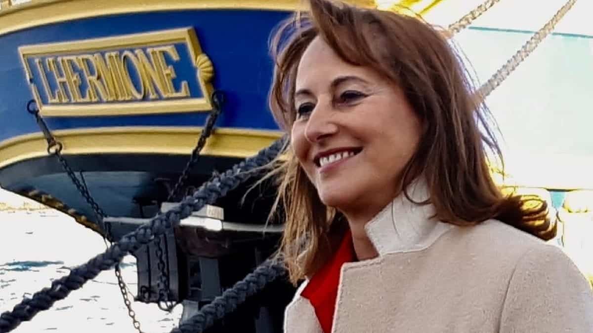 Ségolène Royal souriante lors d'une fête foraine en France.