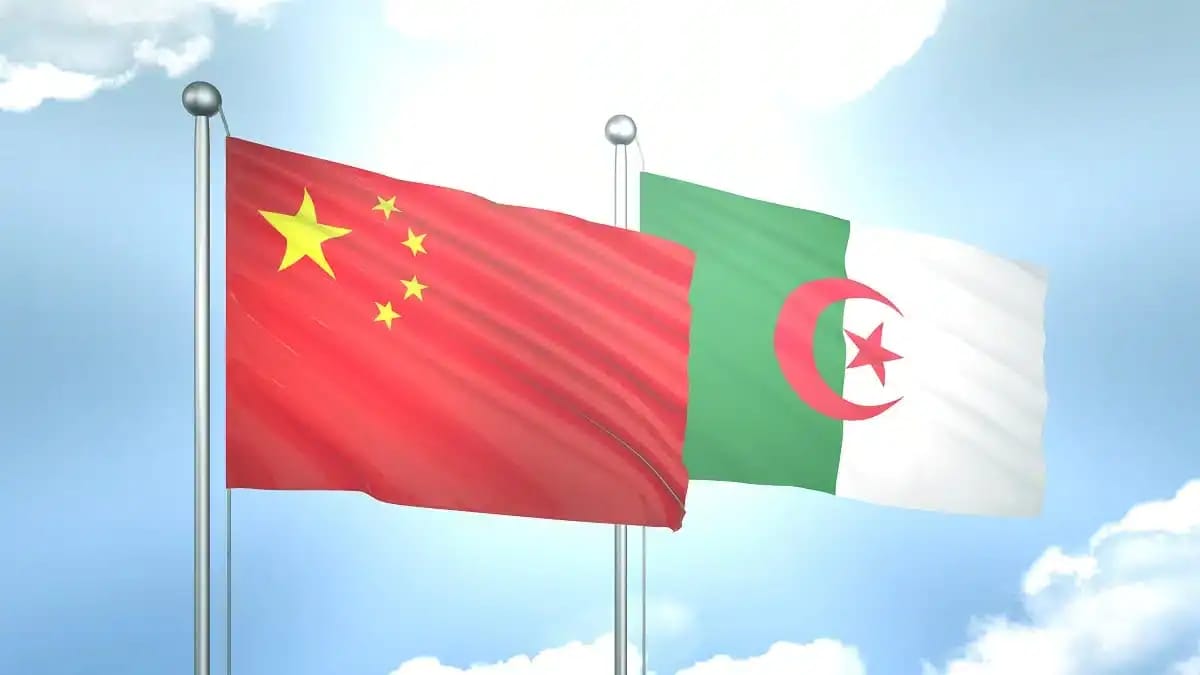 Drapeaux de la Chine et de l'Algérie flottant ensemble.