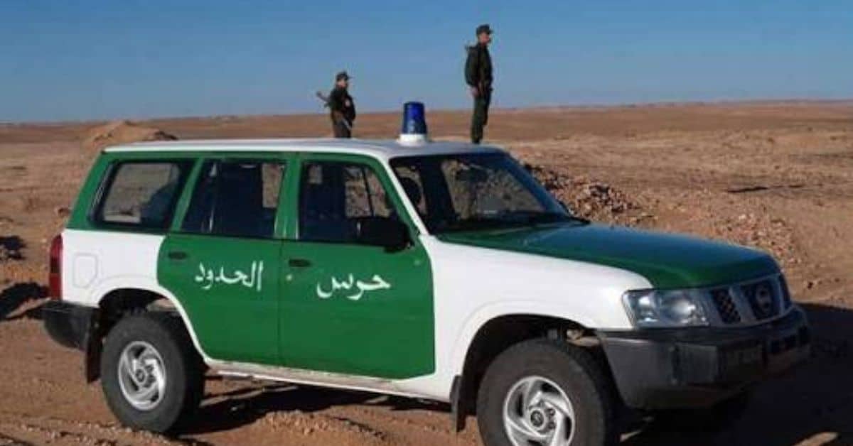 Véhicule de police algérienne dans un paysage désertique.