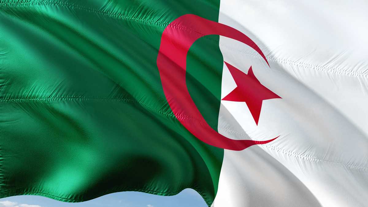Drapeau national algérien flottant dans le vent.