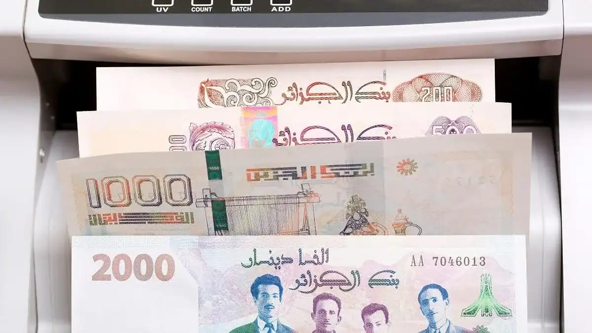 Billets de banque algériens de 2000 dinars en cash.
