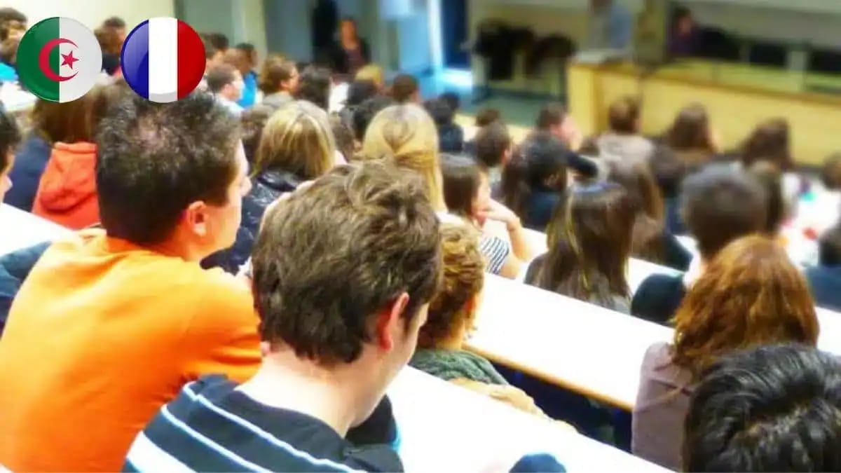 Étudiants algériens et français en conférence universitaire.