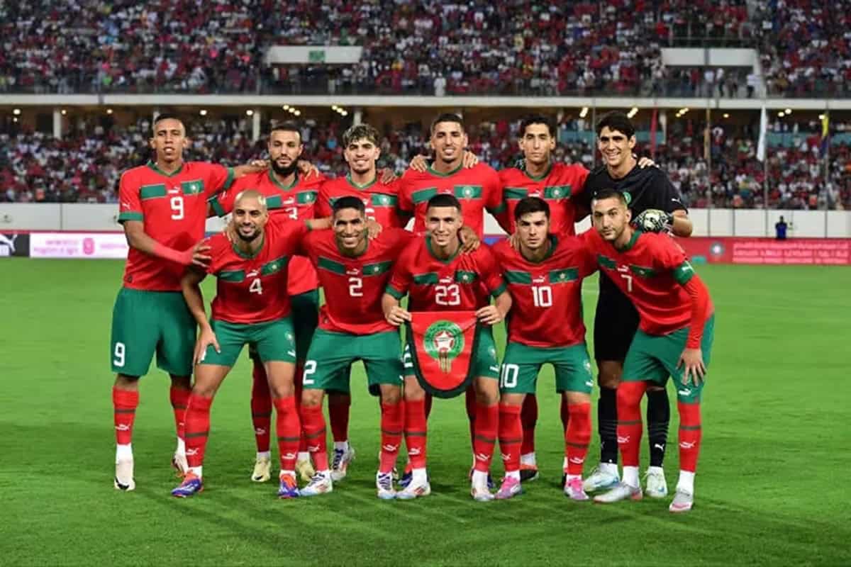 Groupe de joueurs marocains en tenue de football sur le terrain.