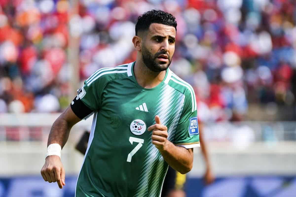Riyad Mahrez portant le maillot de l'équipe nationale algérienne.
