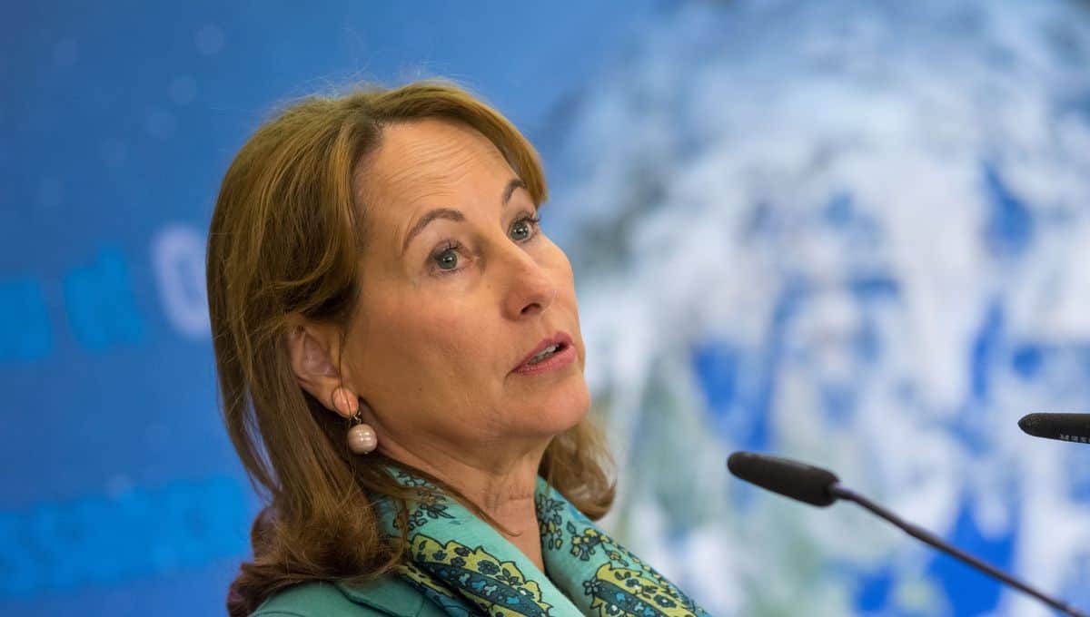 Ségolène Royal parle lors d'une conférence sur la relation France-Algérie.
