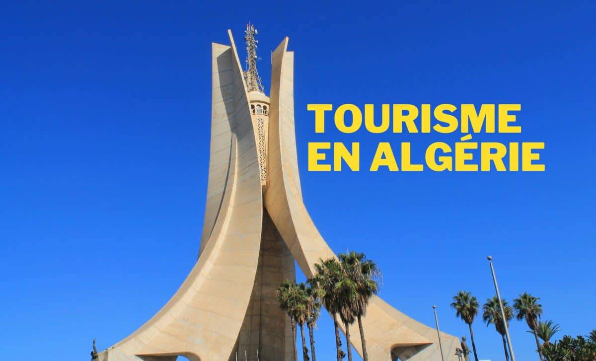 Monument emblématique d'Algérie avec texte "Tourisme en Algérie".
