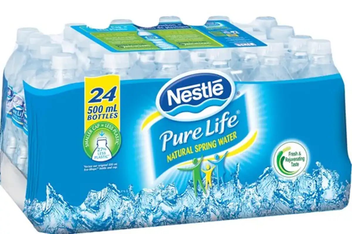 Pack de 24 bouteilles d'eau Pure Life de Nestlé, 500 ml chacune.