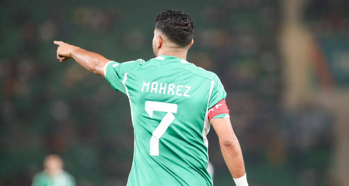 Mahrez portant le maillot vert avec le numéro 7.