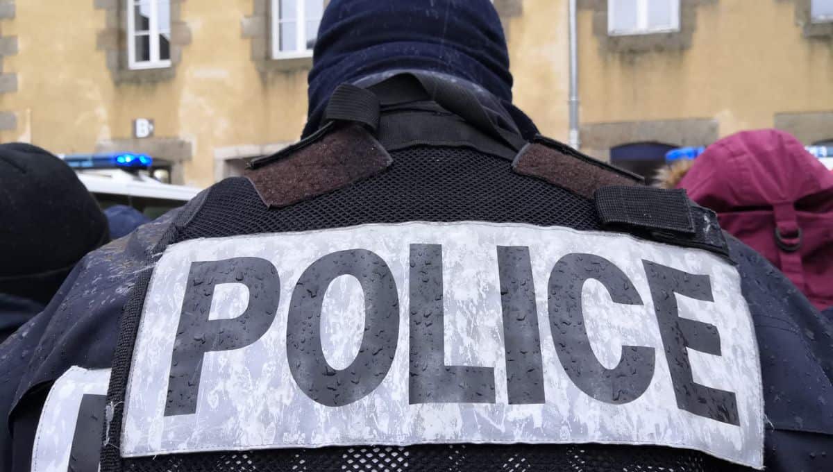 Agent de police en uniforme lors d'une intervention policière.