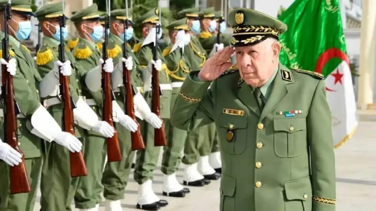 Officier supérieur algérien saluant lors d'une parade militaire.