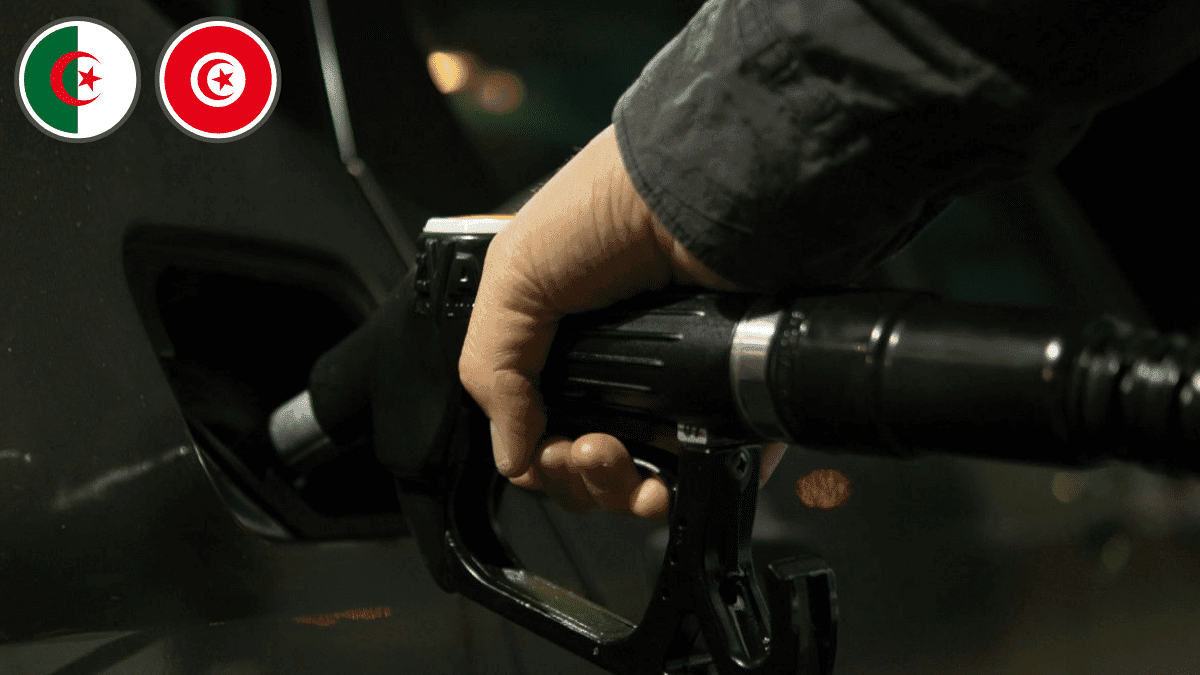 Agent contrôlant un véhicule pour la fraude au carburant en Algérie.
