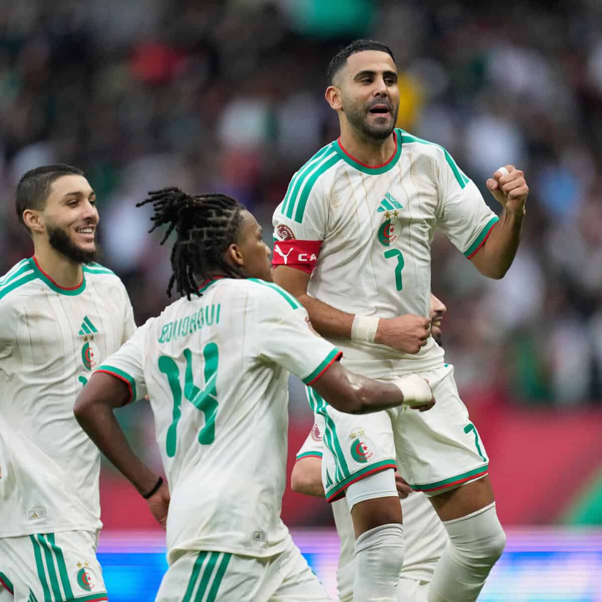 Joueurs algériens célébrant un but lors d'un match.