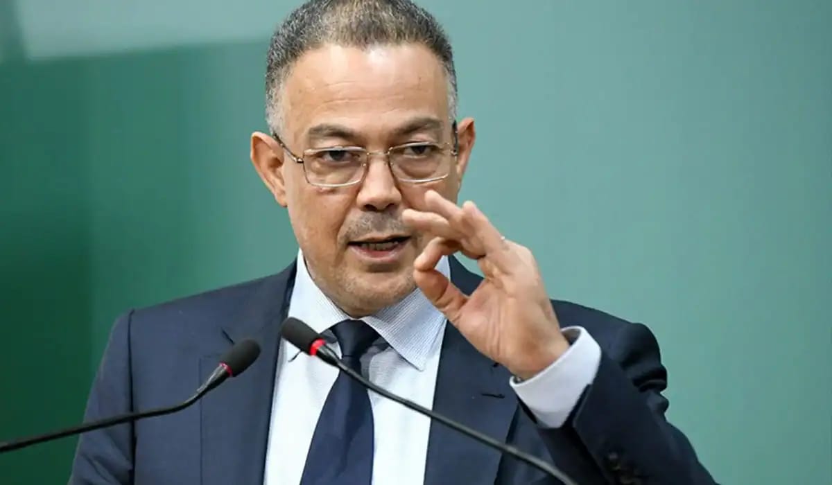 Fouzi Lekjaa faisant un geste symbolique lors d'une conférence.