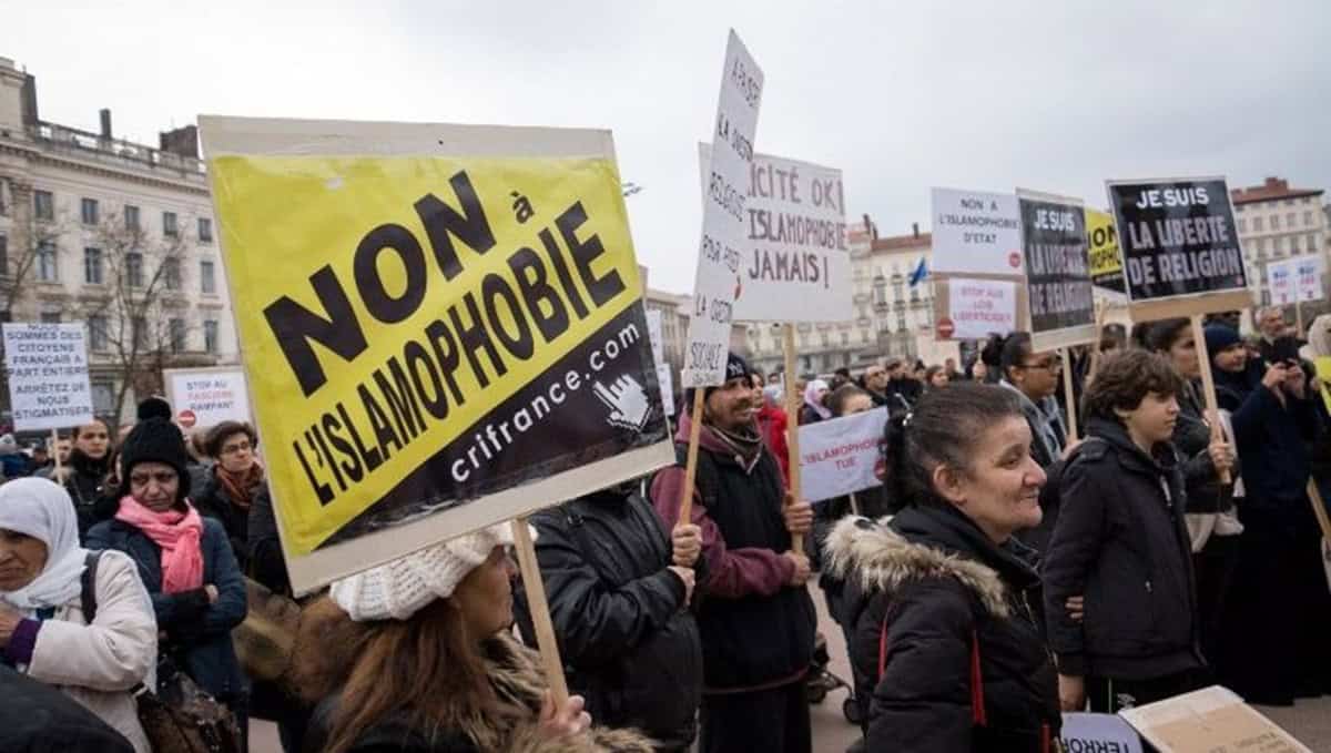 Manifestation avec pancartes contre l'islamophobie dans une ville.
