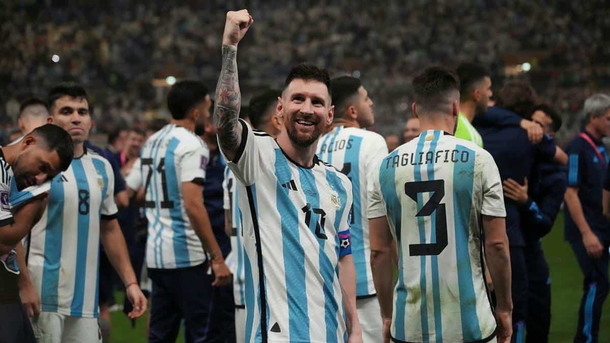 Lionel Messi célèbre avec l'équipe argentine lors d'un match en Algérie.