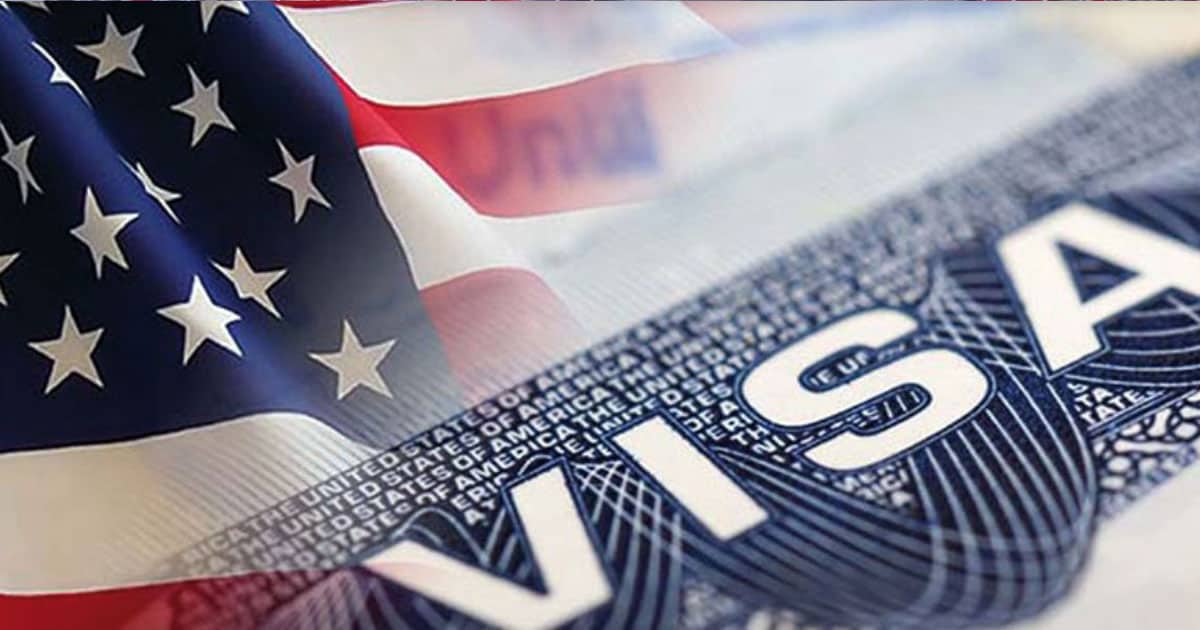 Drapeau américain et visa en gros plan pour l'actualité.