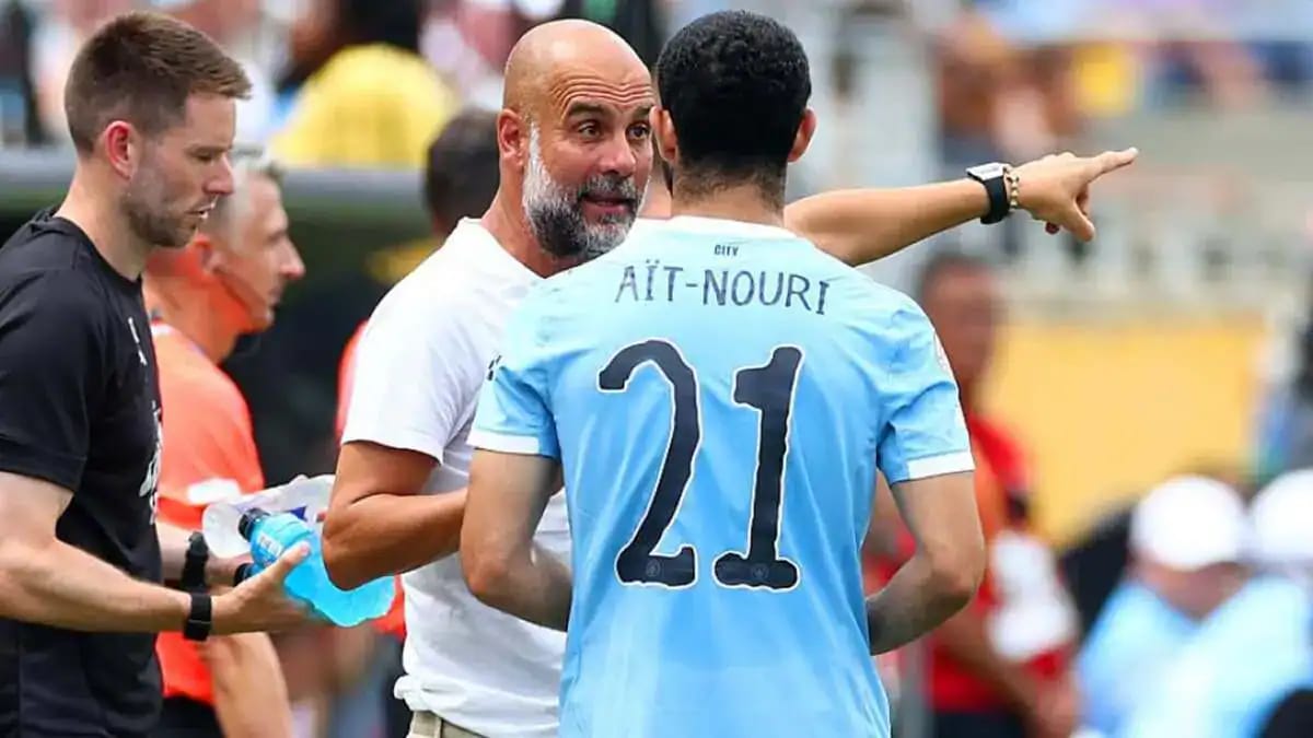 Rayan Aït Nouri en pleine action sur le terrain de football.