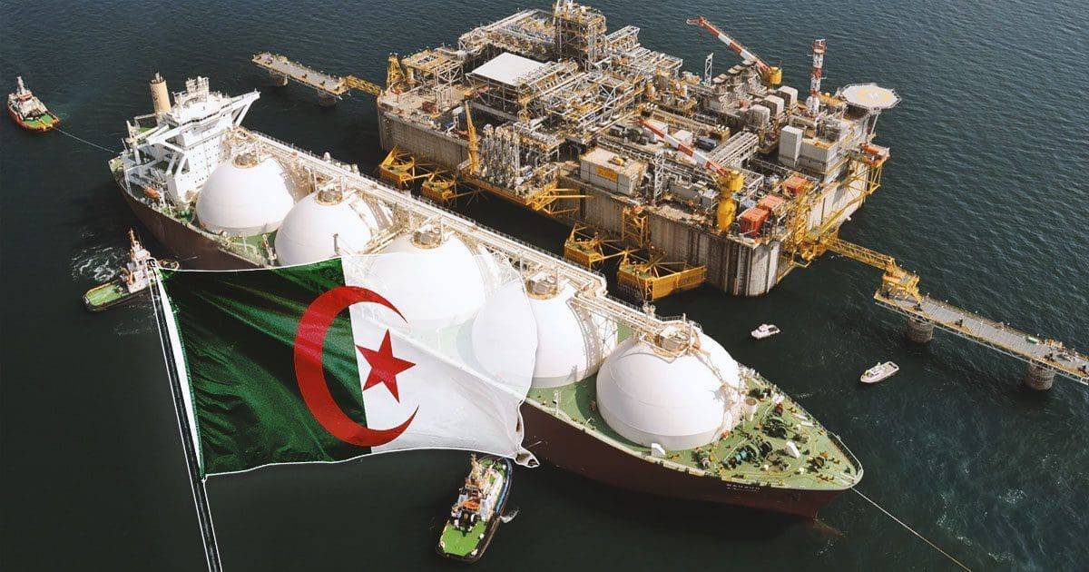 Plateforme gazière en Algérie avec drapeau national algérien.