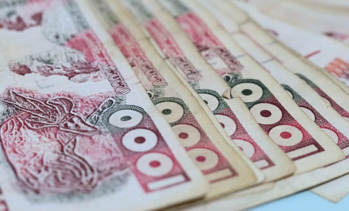 Billets de 100 dinars algériens, vue rapprochée.