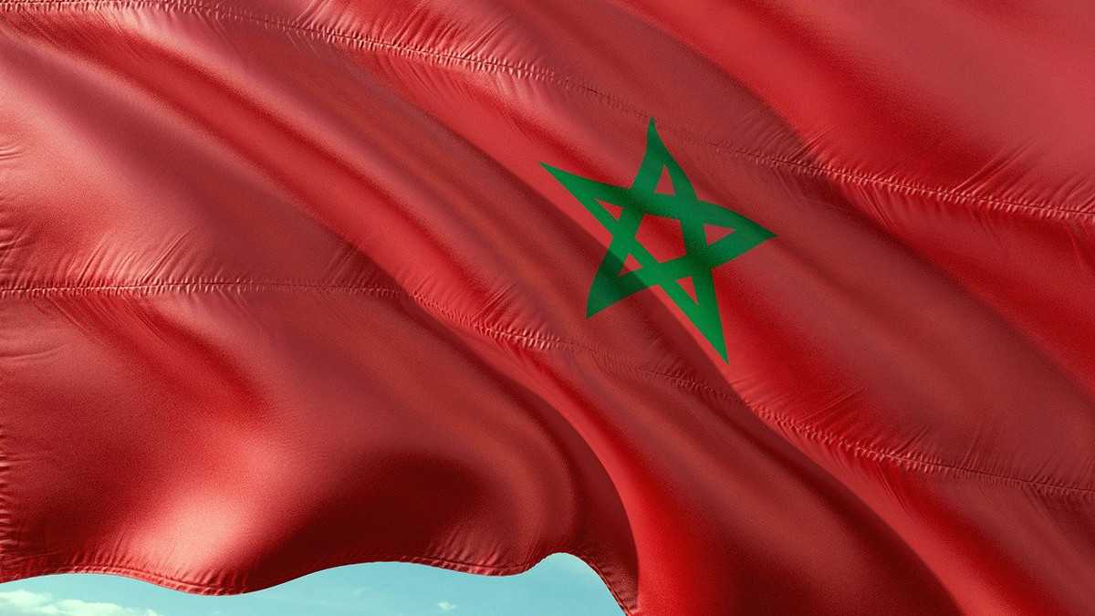 Drapeau du Maroc flottant en tissu avec étoile verte.