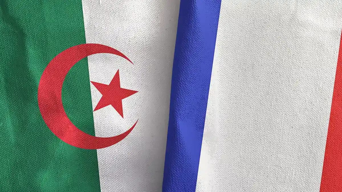 Drapeau algérien et français côte à côte.