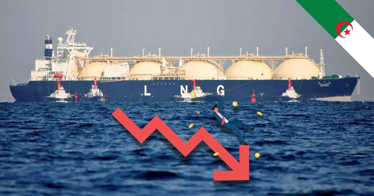 Bateau de GNL en mer avec flèche rouge indiquant une baisse.