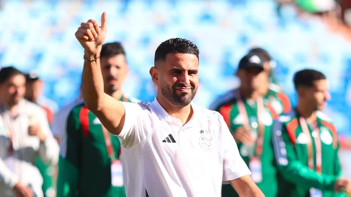 Riyad Mahrez en célébration lors d'un match de football.