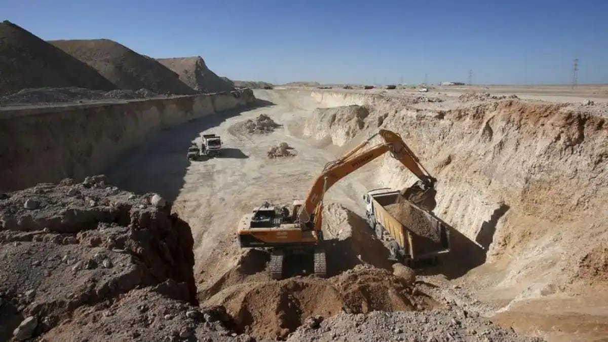 Excavatrice en action dans une mine de phosphate en Algérie.