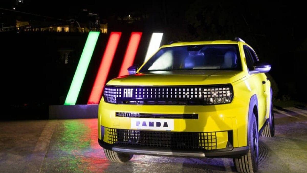Fiat Panda jaune avec éclairage LED coloré en arrière-plan.