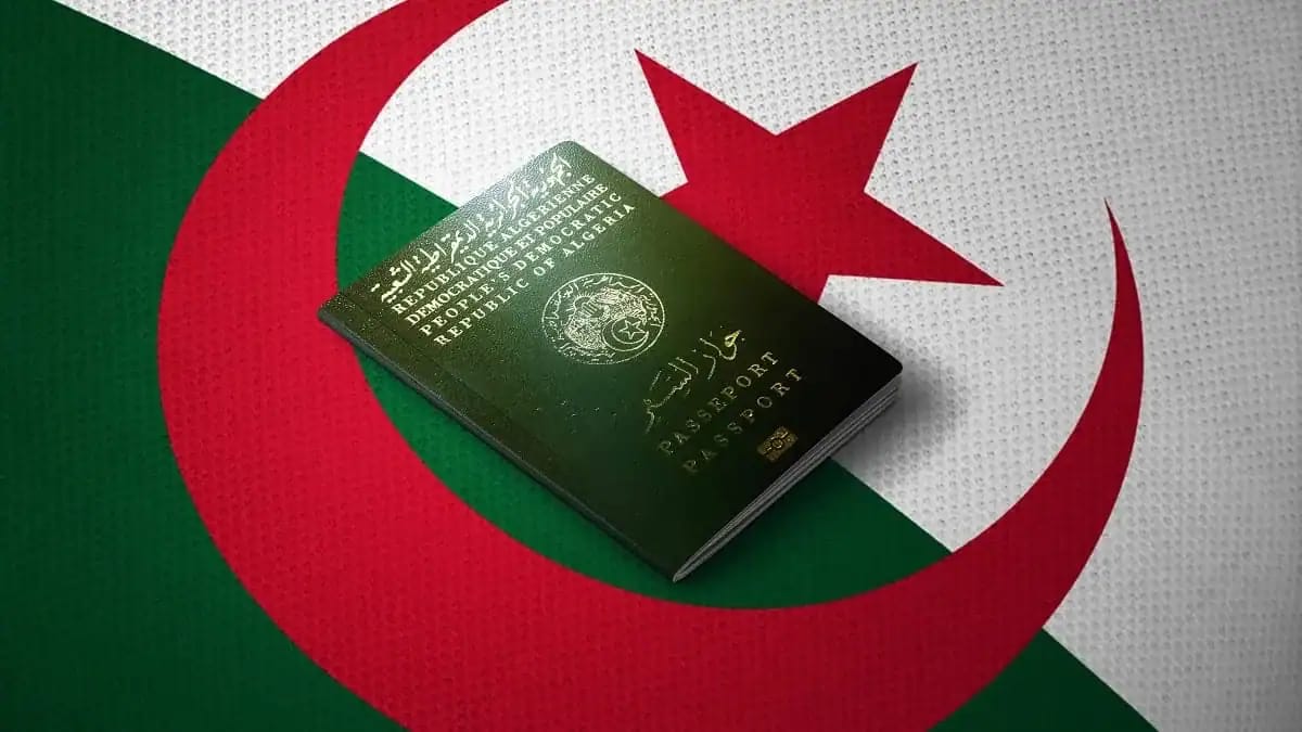 Passeport algérien sur drapeau national, image liée à la diaspora.