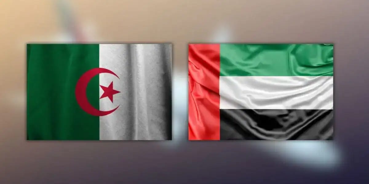 Drapeaux de l'Algérie et des Émirats Arabes Unis côte à côte.