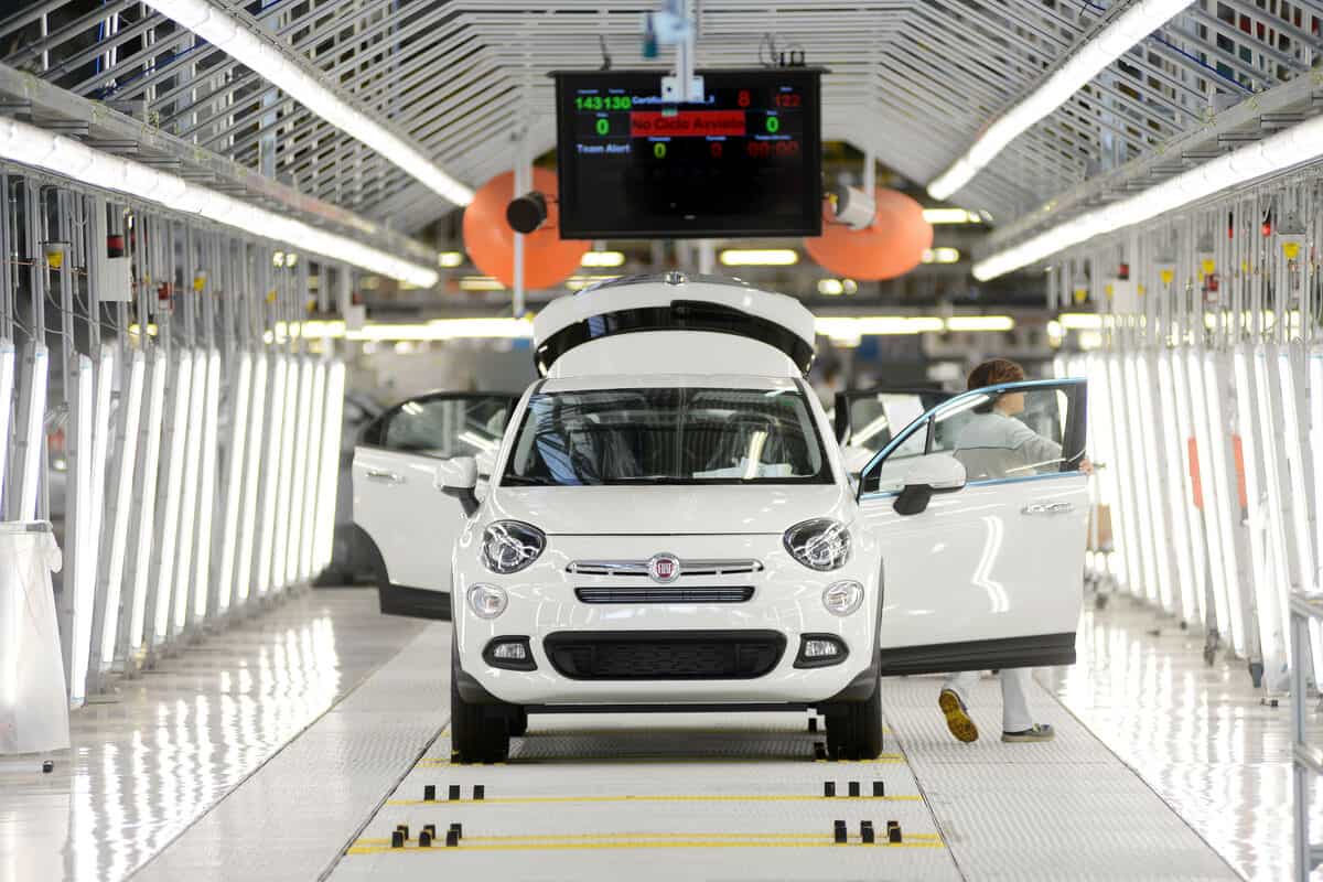 Voiture Fiat en production dans une usine moderne en Algérie.