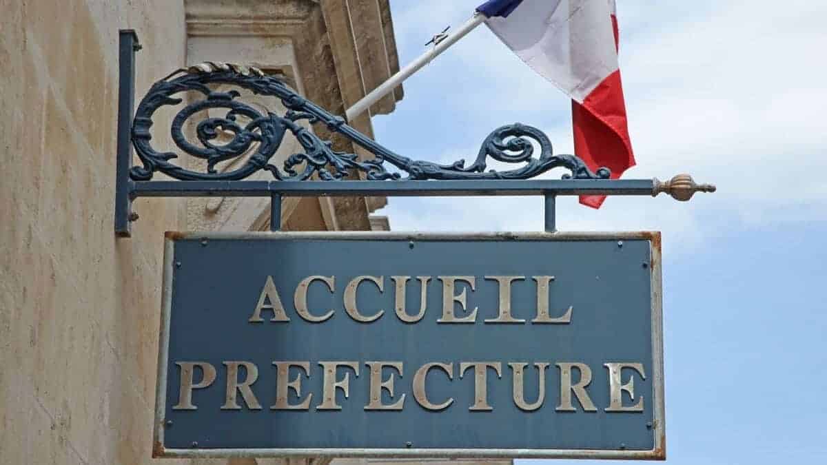 Panneau d'accueil de la préfecture avec drapeau français.