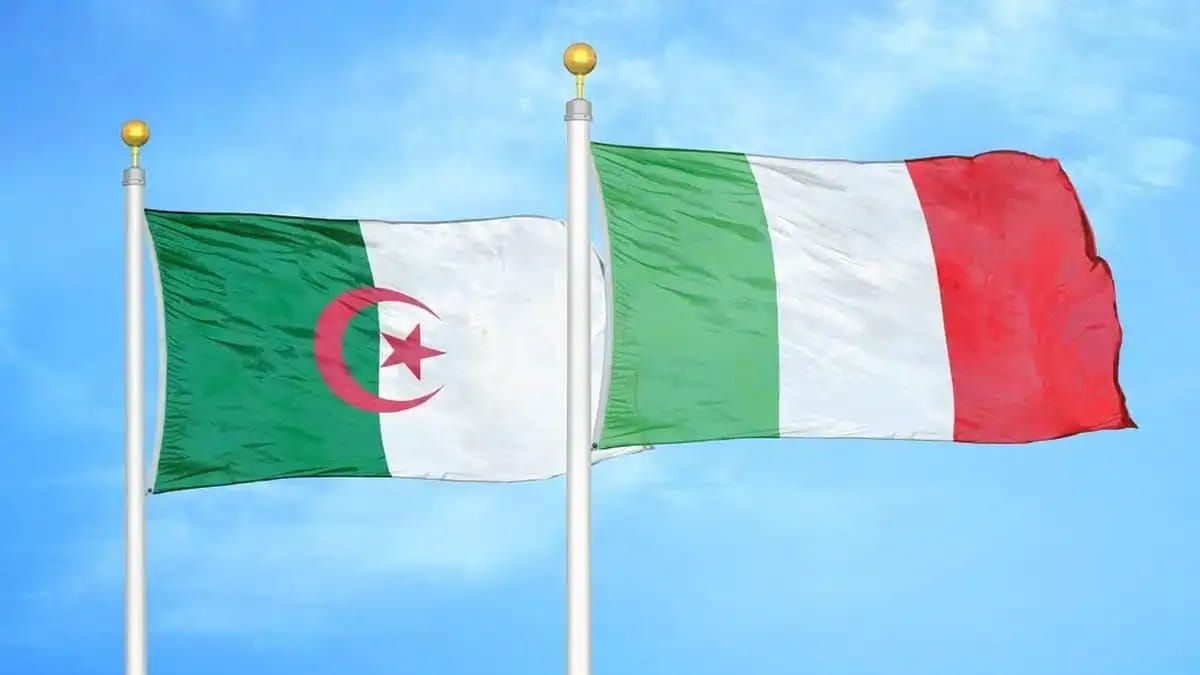 Drapeaux de l'Algérie et de l'Italie flottant dans le vent.