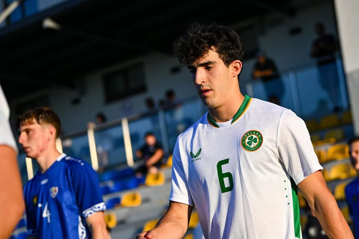 Jad Hakiki, jeune footballeur irlando-algérien, en pleine action sur le terrain.