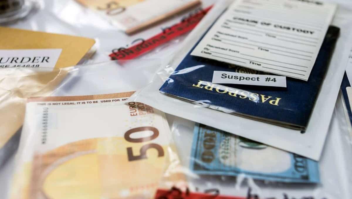 Documents et argent liés à un réseau de faux titres de séjour.