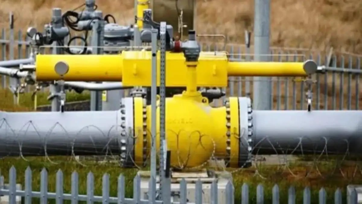 Installation de pipeline de gaz naturel en Algérie.