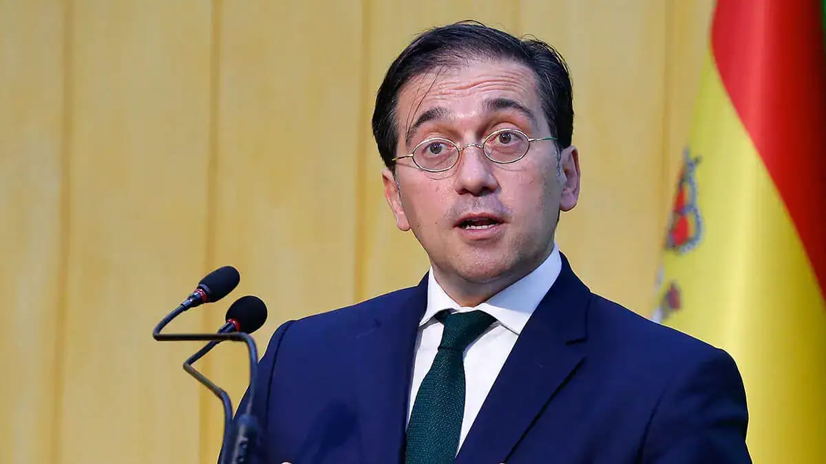 Homme politique en costume lors d'une conférence officielle.