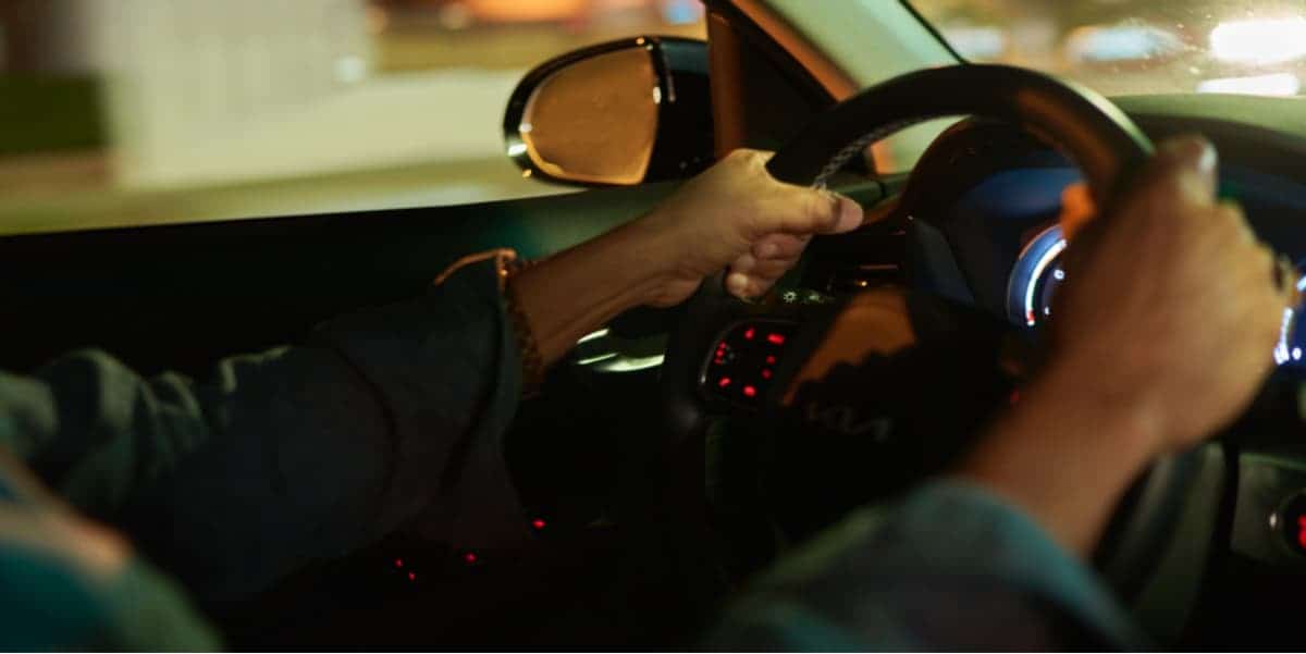 Conducteur de VTC au volant dans une voiture moderne.