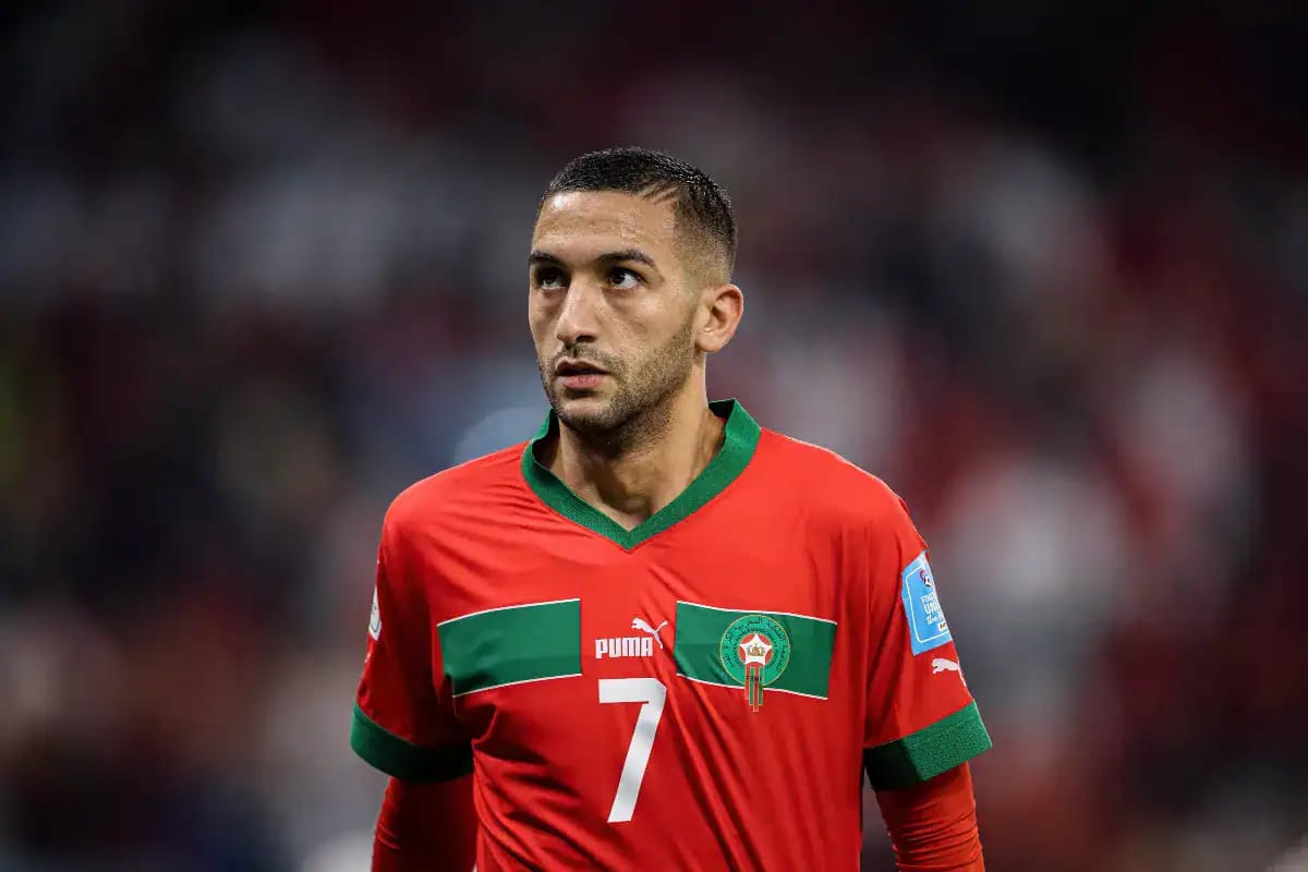 Hakim Ziyech portant le maillot du Maroc, prêt pour le jeu.