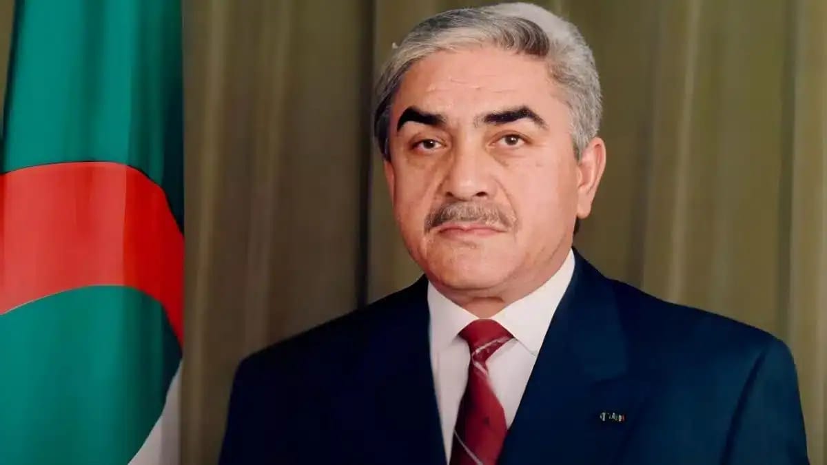 Liamine Zeroual, homme politique algérien, en costume formel.
