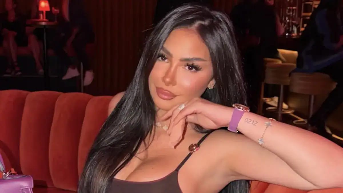 Maeva Ghennam dans un lieu chic à Dubaï, portant une tenue élégante.