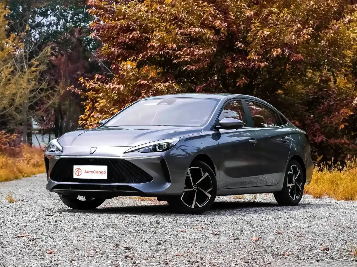 Roewe i5 berline compacte gris foncé sur route d'automne.