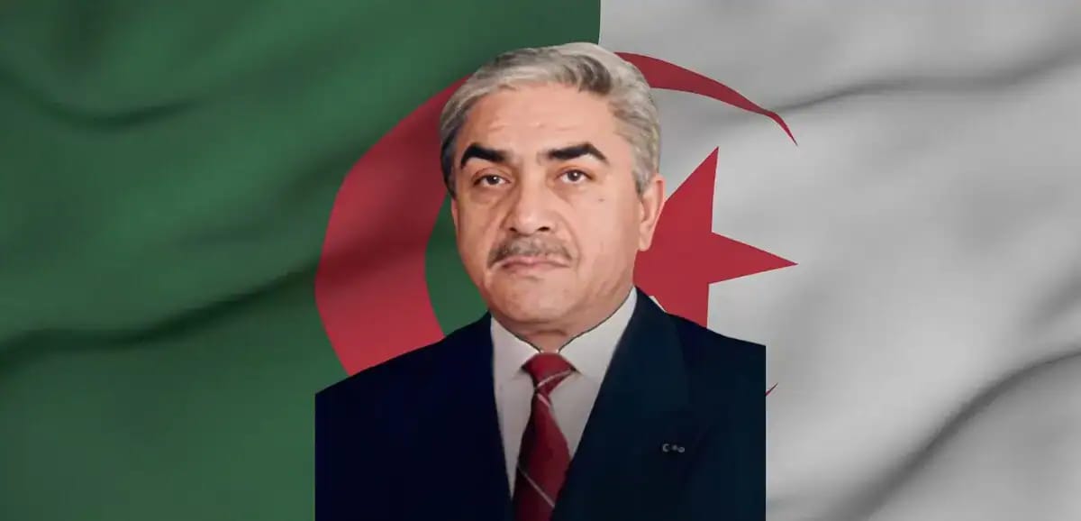Portrait de Zeroual avec drapeau algérien en arrière-plan.