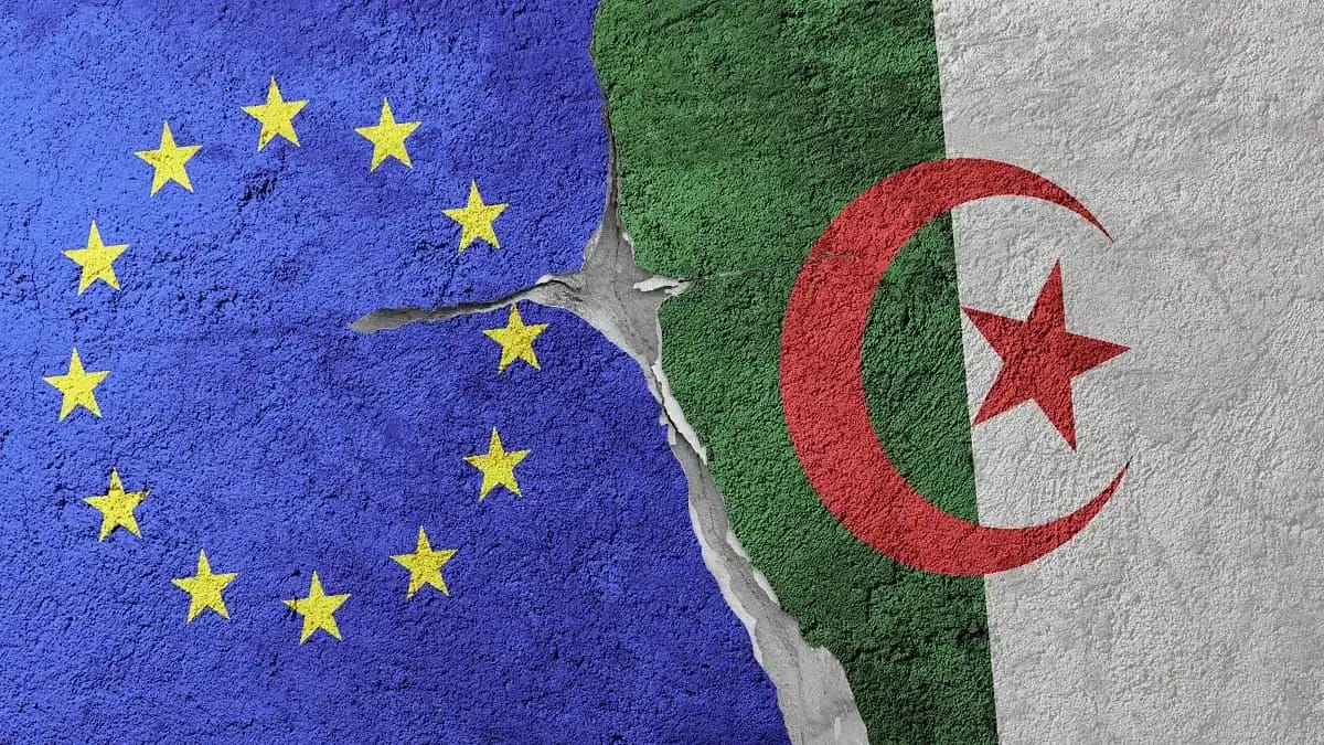 Drapeaux de l'UE et de l'Algérie déchirés côte à côte.