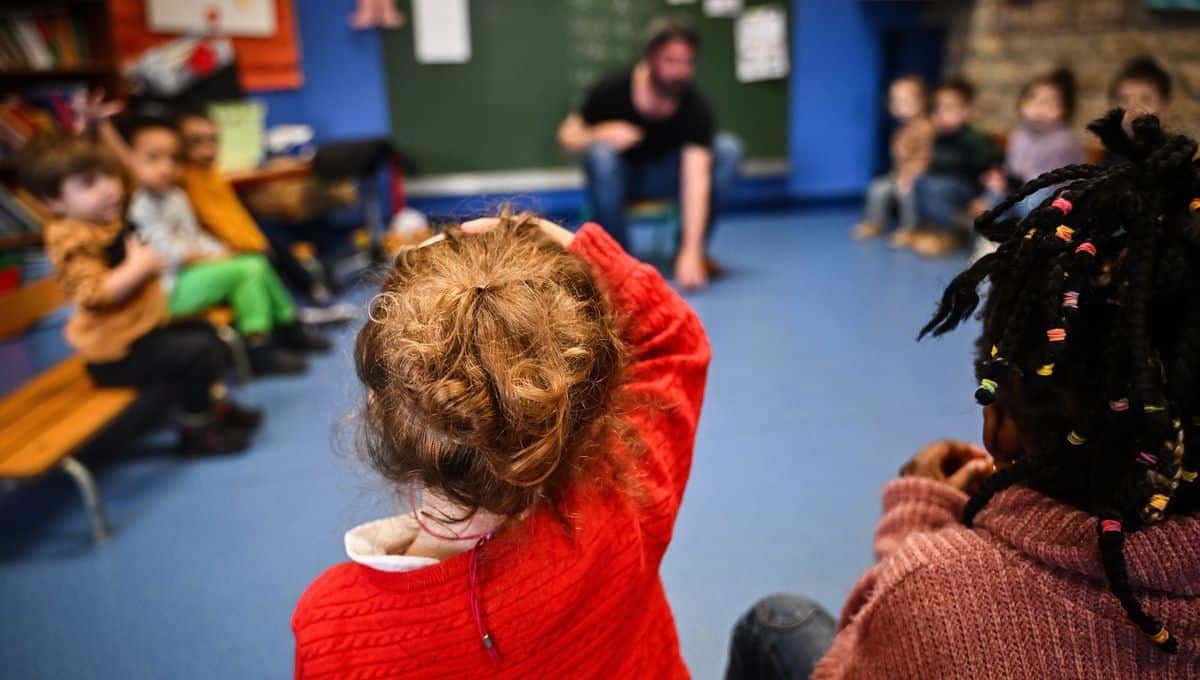 Classe d'élèves avec enseignante, interaction en salle de classe.
