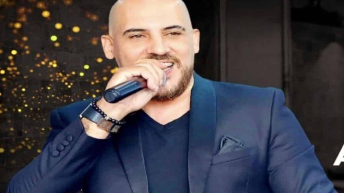 Chanteur marocain avec micro lors d'une performance live.