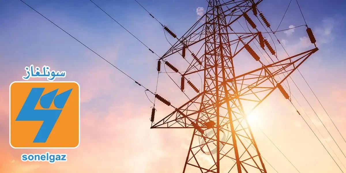 Pylône électrique en Algérie avec le soleil en arrière-plan.