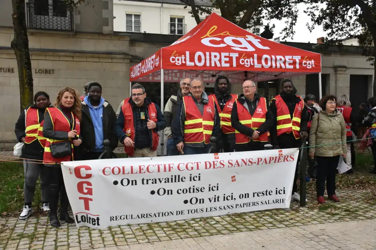Manifestants CGT avec banderole sur le renouvellement des titres de séjour.
